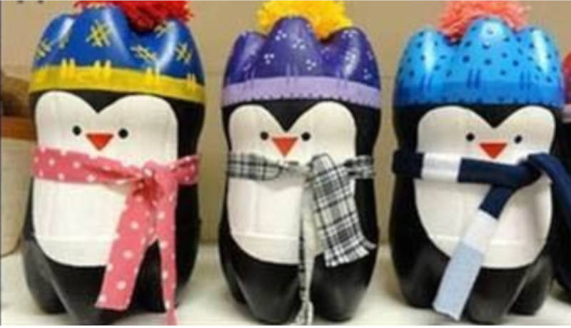 Pingüinos. Envases grandes de refresco, pintura acrílica en blanco, negro y rojo. Una bufanda.