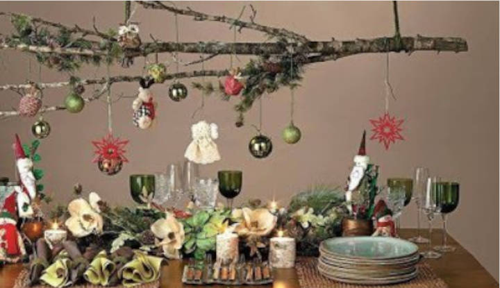 Una rama de árbol seca. decorada y colgada del techo. Sobre la mesa de regalos o mesa de caramelos. O sobre el comedor.