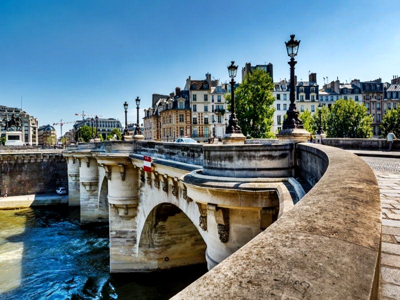Un puente hasta llegas a Ilé de la Cité