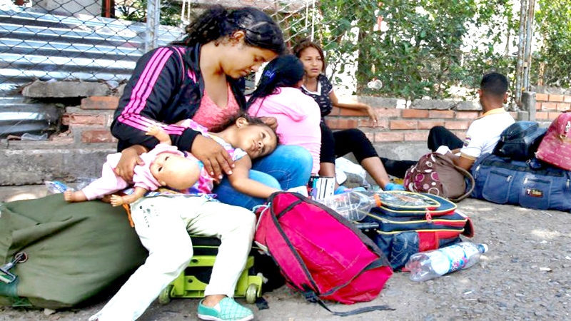 algunos padres venezolanos prefieren llevarlos a riesgo de deambular por las calles